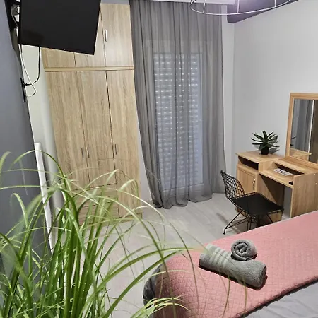 3 Modern With Free Parking Apartment