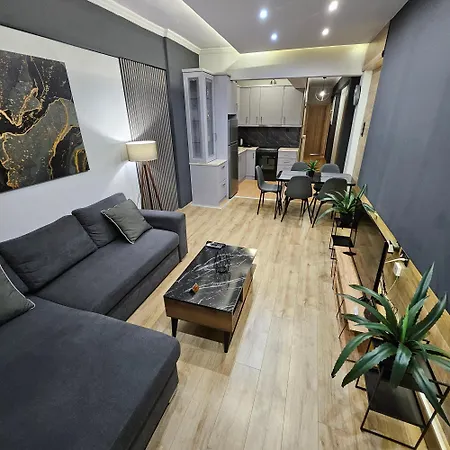 3 Modern With Free Parking Apartment